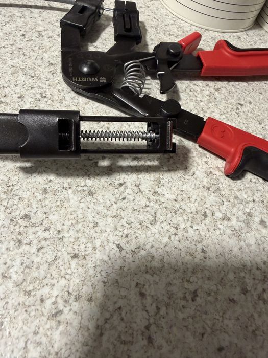 Szczypce do opasek spreżystych z naciagiem linki