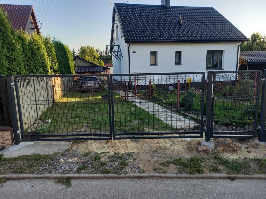 Słupki metalowe i betonowe ogrodzeniowe.