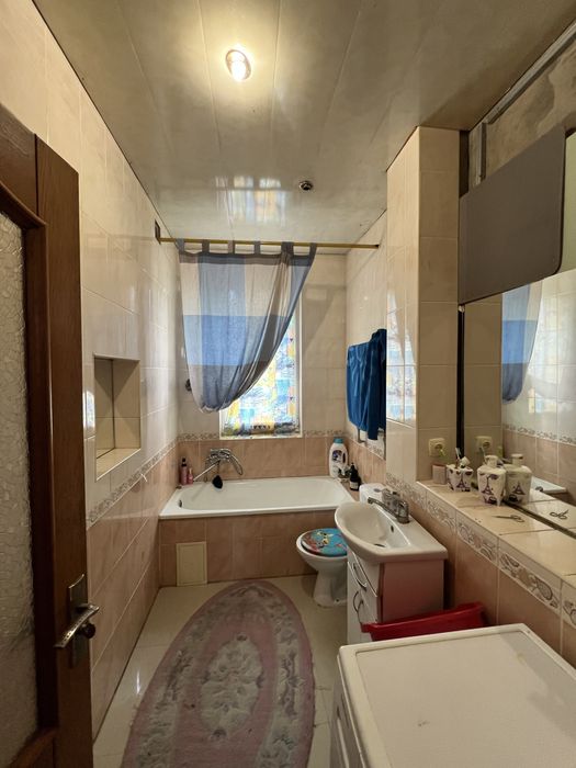 Продаж двох будинків у одному дворі.