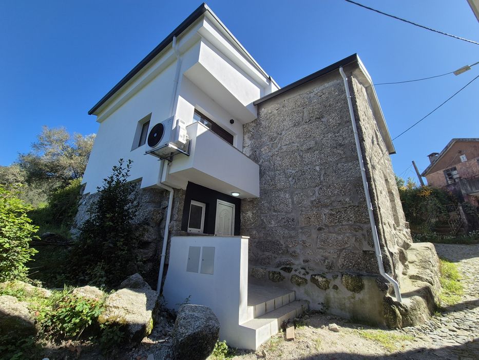 Moradia em pedra renovada T2/ 2 T1 Investimento ou Habitação (Gerês)
