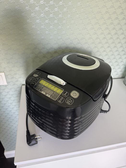 Мультиварка Tefal RK745832, 5 л, 37 програм, у відмінному стані.
