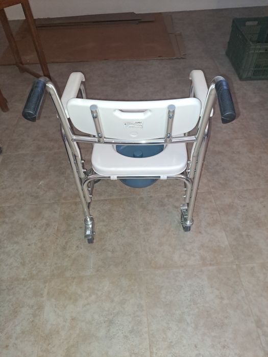 Vendo Cadeira de Rodas com Bacio incluido