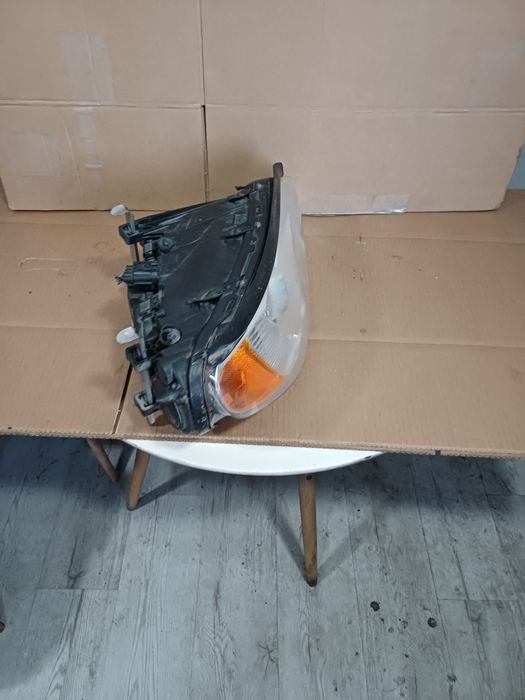 Lampa przednia prawa volvo V-70  2007r