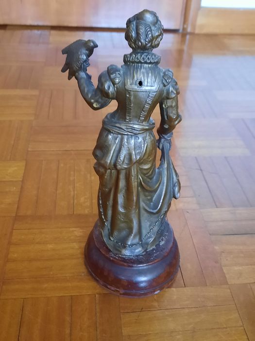 Estátua decorativa - Dama com falcão