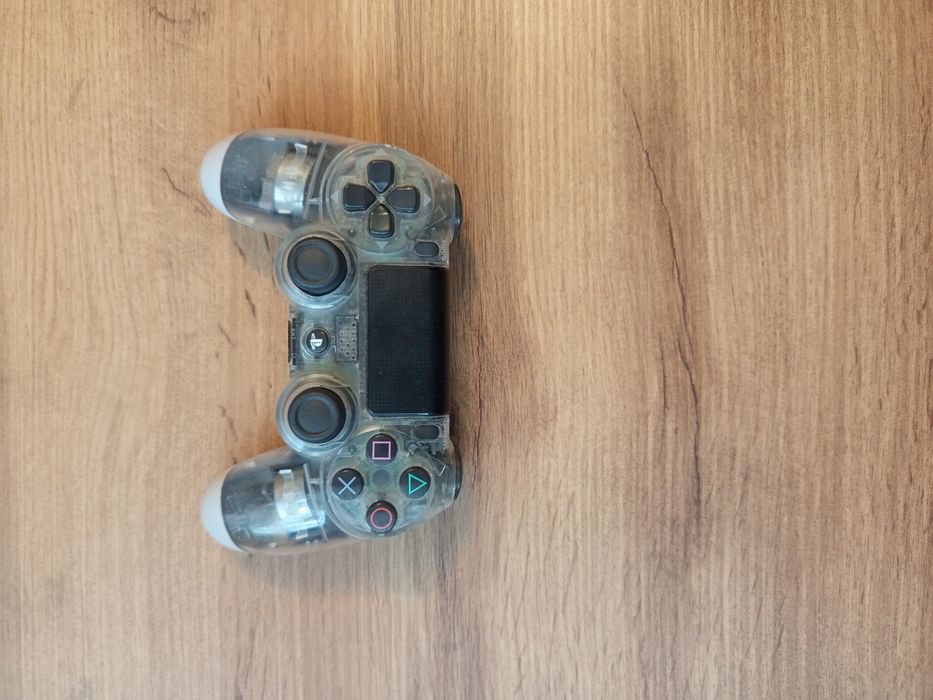 Sprzedam Ps4 używany w bardzo dobrym stanie z dwoma padami