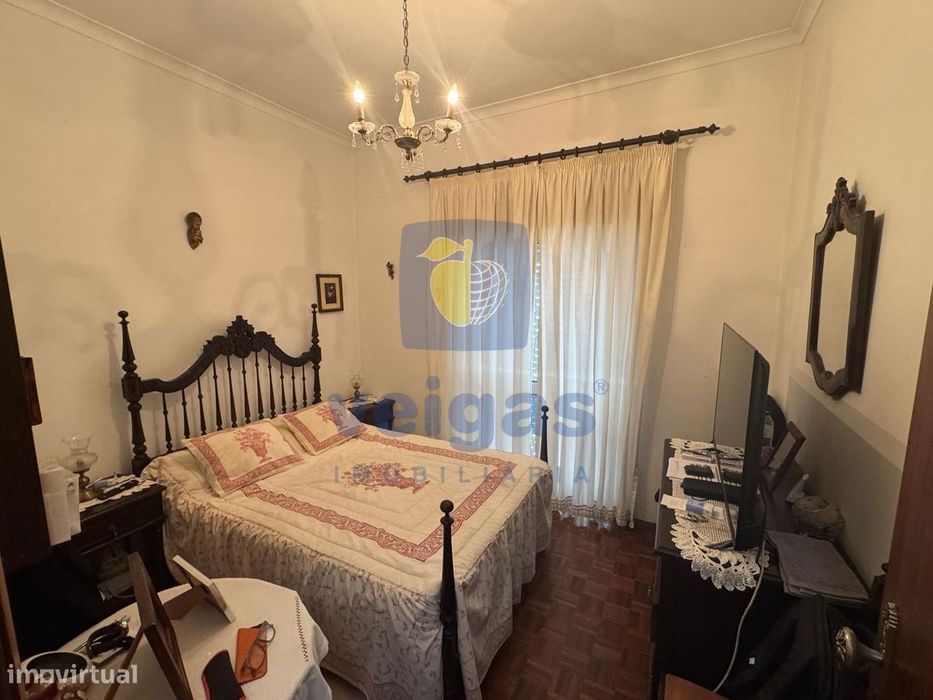 Prédio de 2 Pisos com Espaço Comercial
