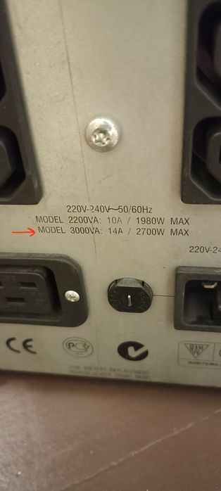 Инвертор APC Smart-UPS 3000. 2700W