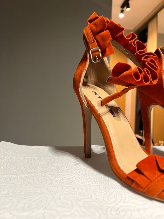 Jasne buty na szpilce!!