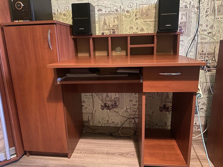 Коспьютерный стол,писменный стол,стол в комнату