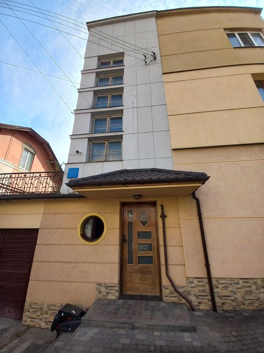 Продаж 2к квартири 79.2 кв. м на вул. Курінного Чорноти