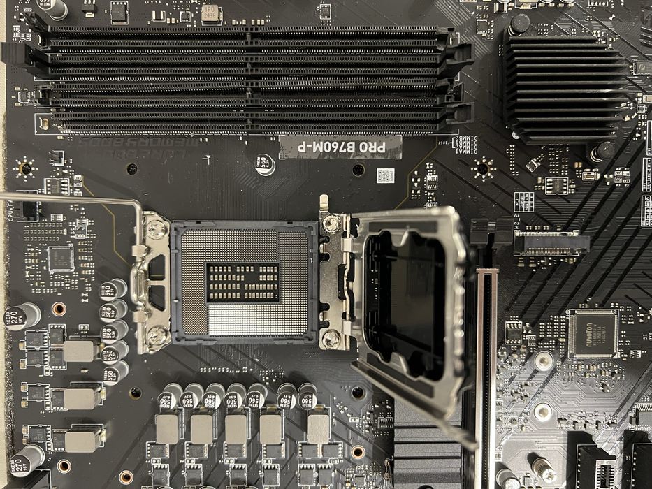Материнская плата MSI Pro B760M-P (поврежденная)