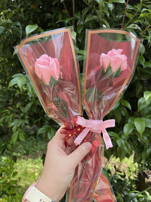Rosa em cetim cor de rosa