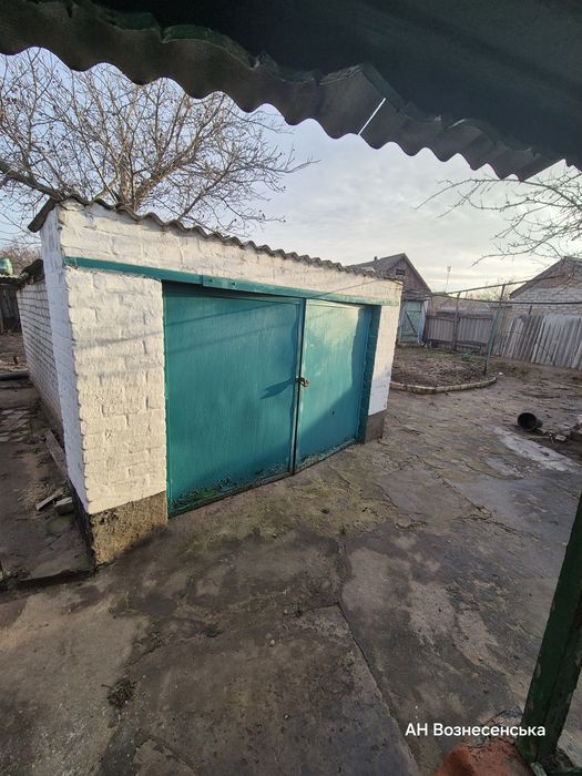 Будиночок біля сільгосптехніки