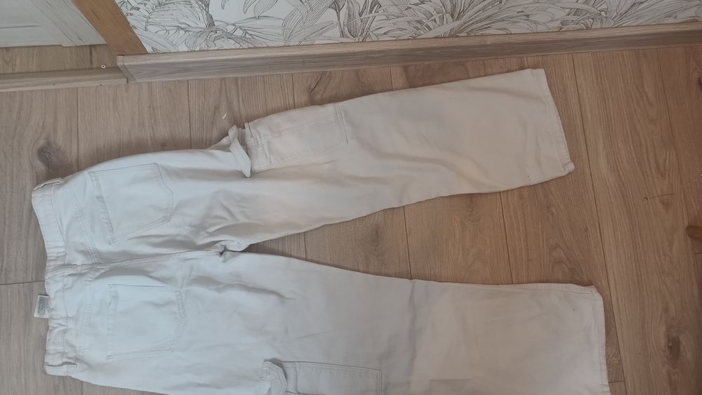 Białe spodnie jeansowe szerokie