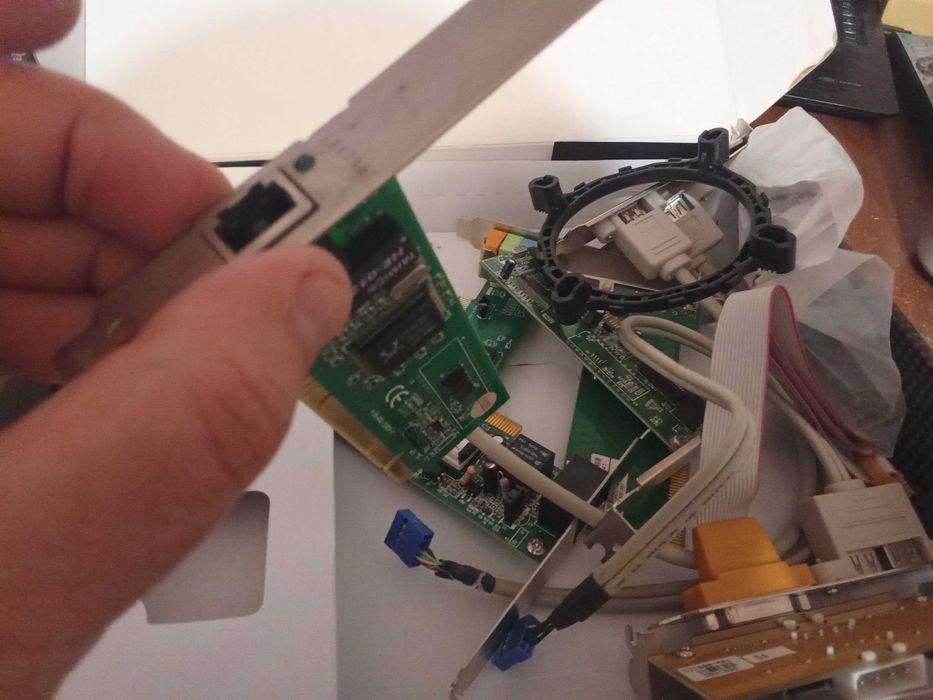 комплект відеокарта, звукові карти, мережеві карти шнурки