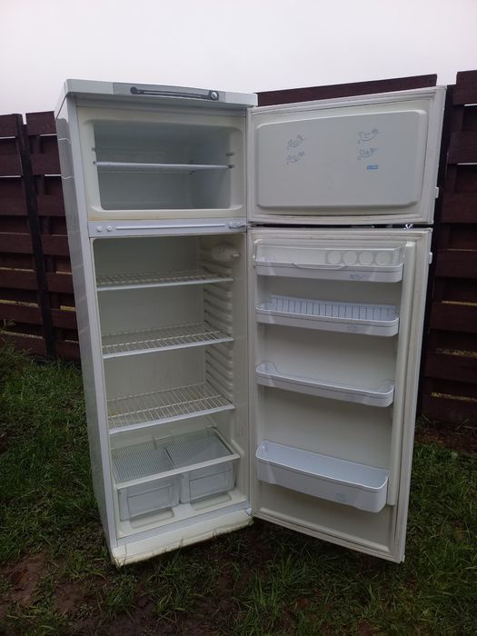 Холодильник Indesit