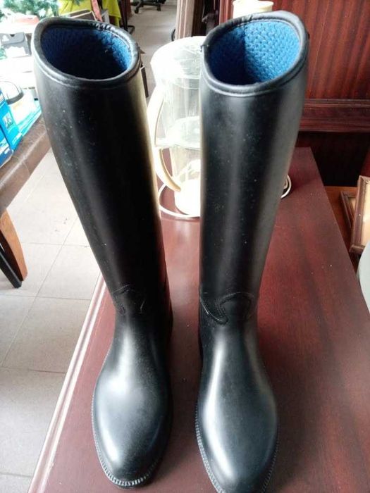 Botas de equitação + chibata.