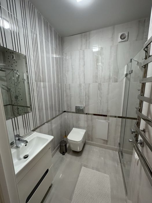 Продаж сучасного котеджу разом із зем ділянкою. Виставка
