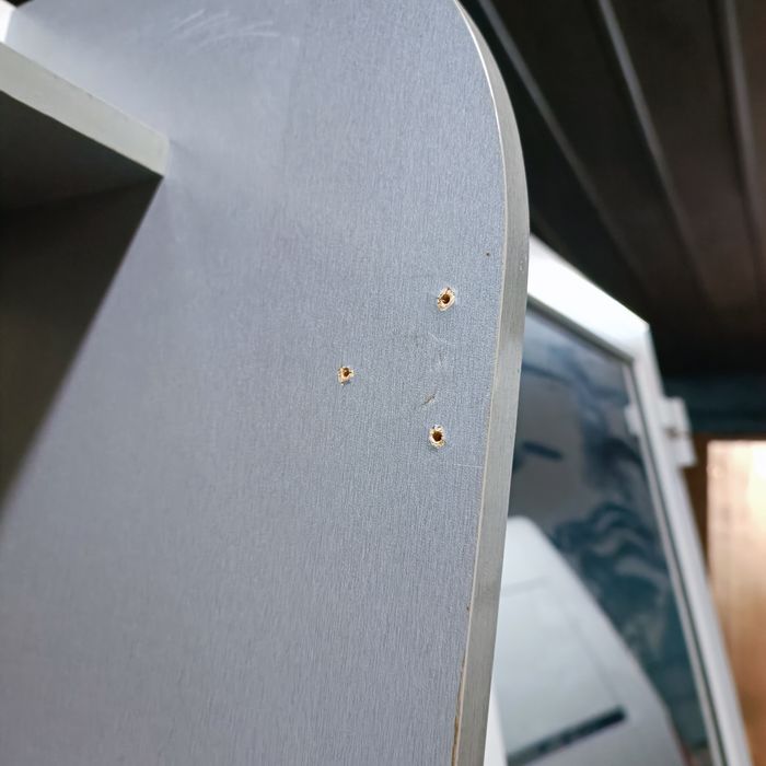 Полка, вешалка под тремпеля, полка для вещей.