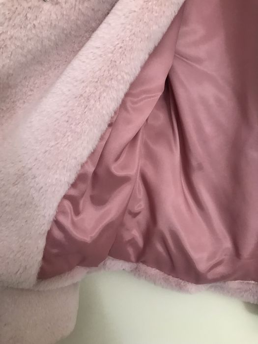 Casaco de pelo rosa de menina.