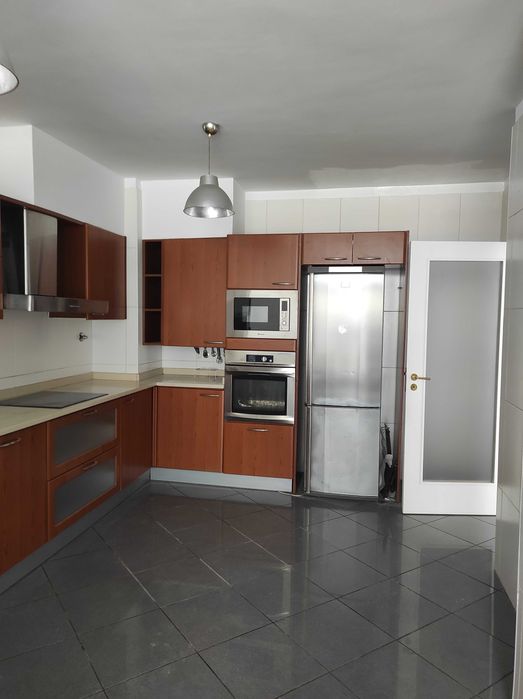 Arrenda apartamento T3 Costa ao parque da cidade. Three bed Apartment.