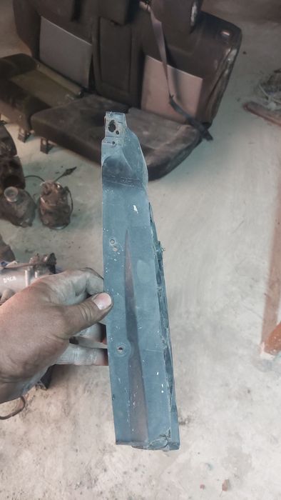 Направляюча переднього бампера ліва Audi A4 B5 8d0807283aa