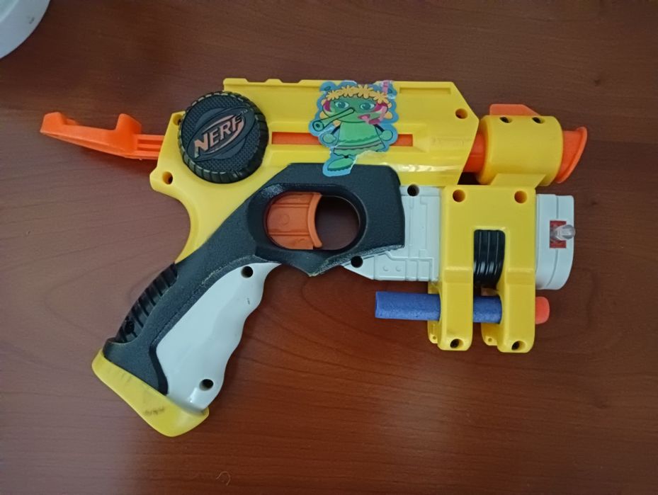 Pistola de brinquedo da marca Nerf 

-