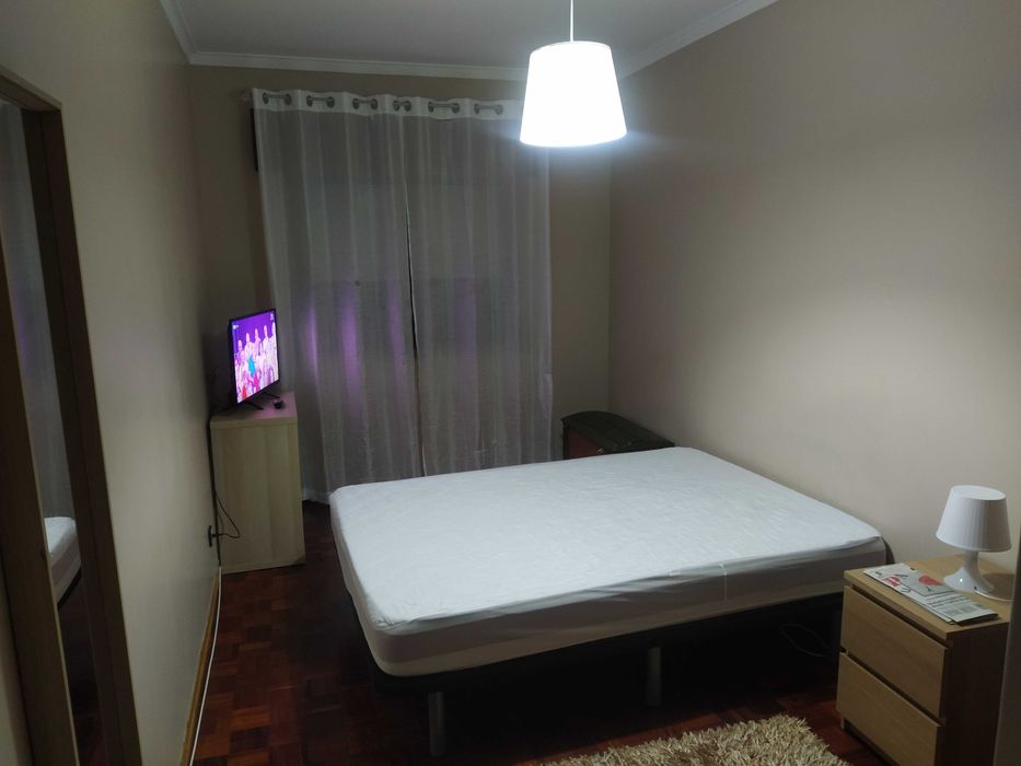 Aluga-se quarto casal. Despesas incluídas.