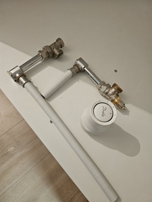 Zawór termostatyczny + przyłącza do grzejnika – komplet