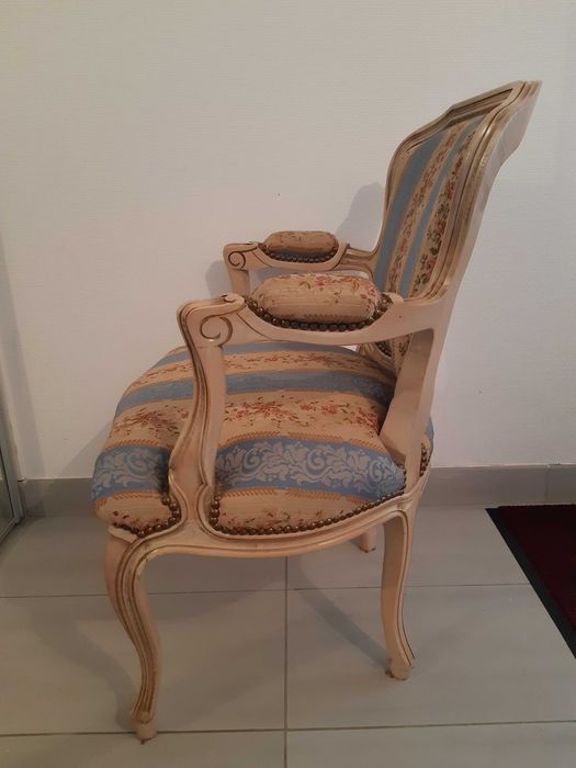 cadeira almofadada estilo Louis XV em excelente estado.