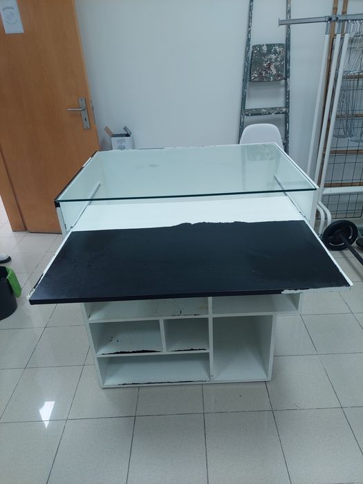 Balcão de exposição / atendimento com vitrine de vidro