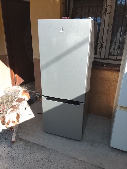 Sprzedam lodówkę Indesit