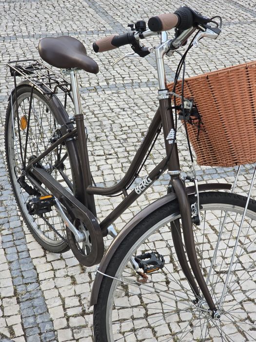 Bicicleta nova, com cesto e porta malas, mudanças de punho.