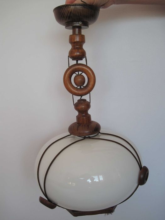 Lampa wisząca ze szklanym kloszem