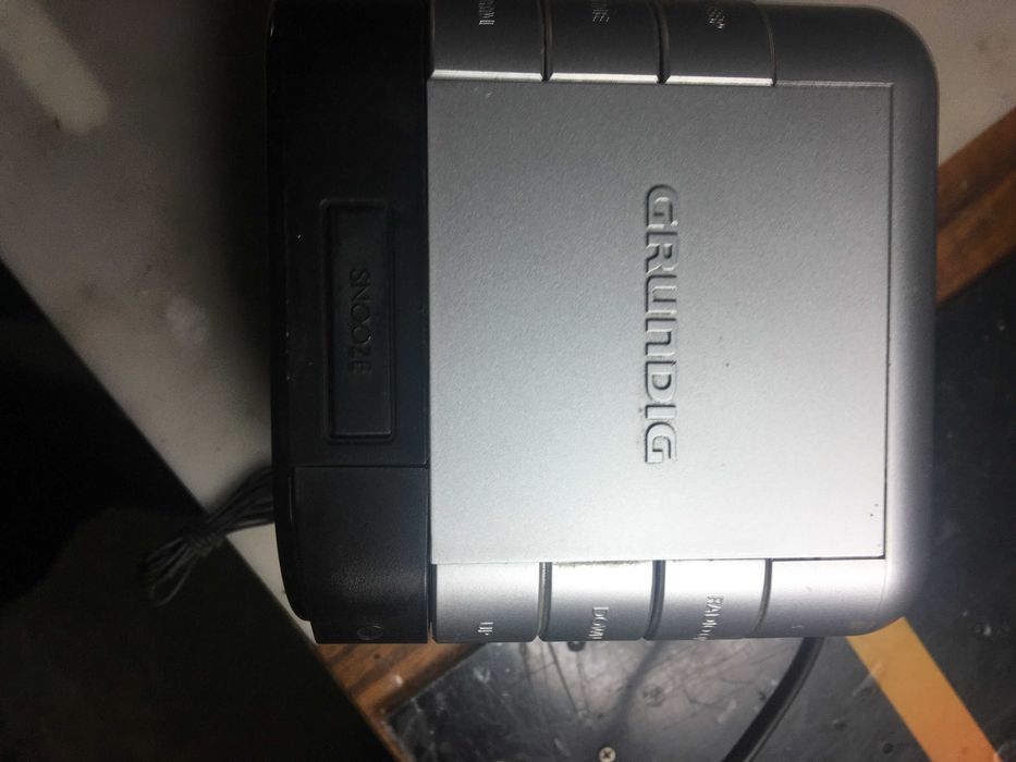 Rádio Relógio GRUNDIG