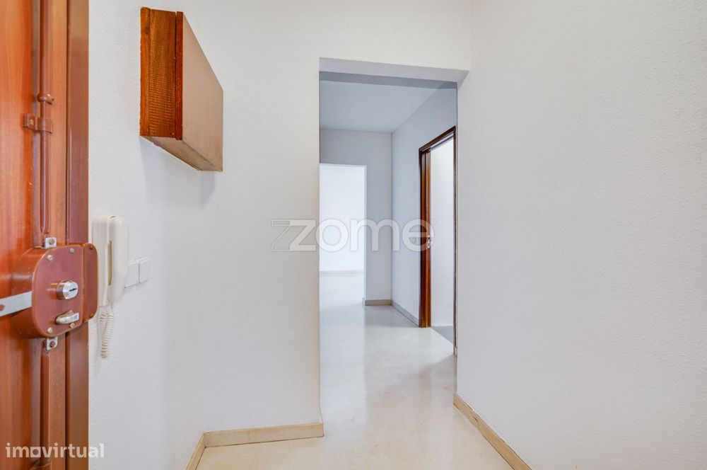 Apartamento T2 com Garagem para Arrendamento - Metro do Campo Grande