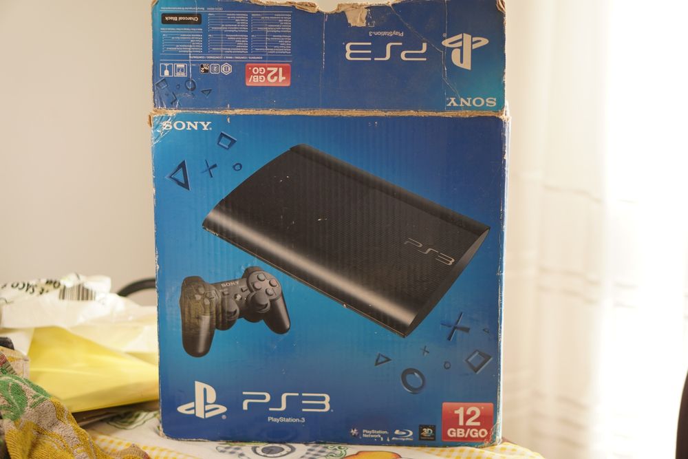 PlayStation 3 super Slim (com placa queimada) + 4 comandos + caixa