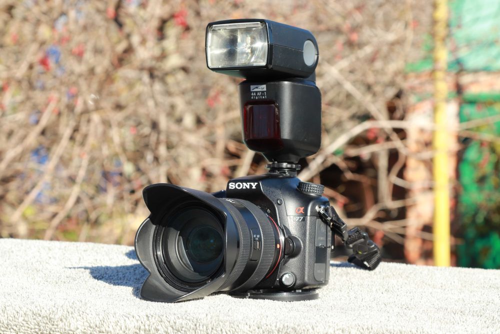 SONY Alpha a77 + 16-50mm f/2.8