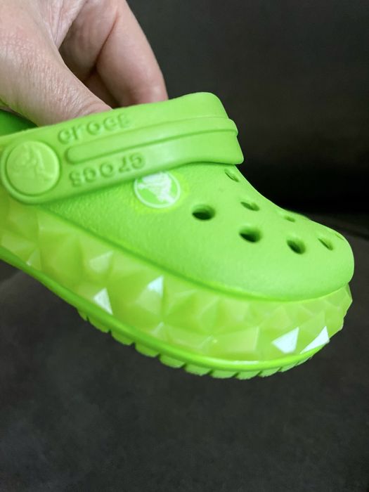 Детские сабо шлепанцы Crocs Geometric Glow Band C4