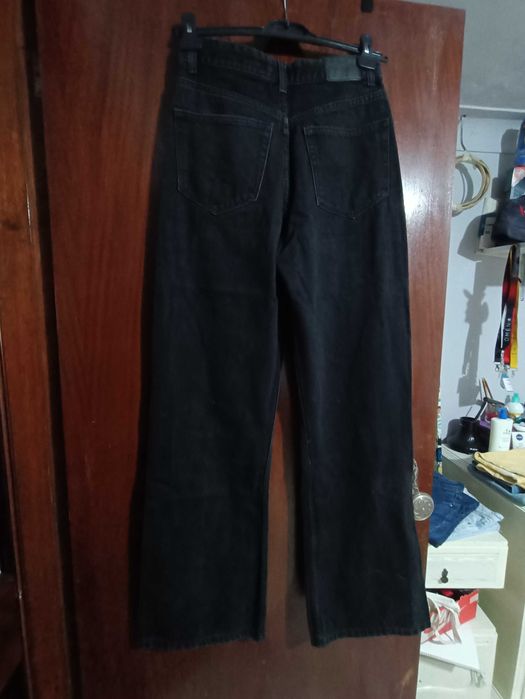 Calça de ganga larga e preta