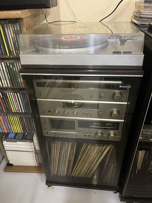 Zestaw Vintage audio marki SANYO z szafką i 70 winylami