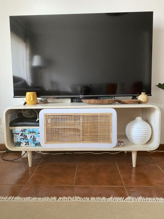 Móvel de TV em madeira macia