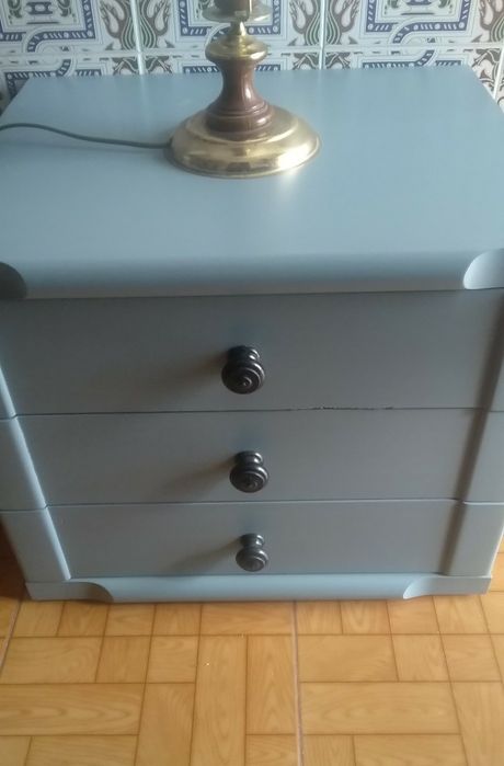 Mesas de cabeceira com 3 gavetas