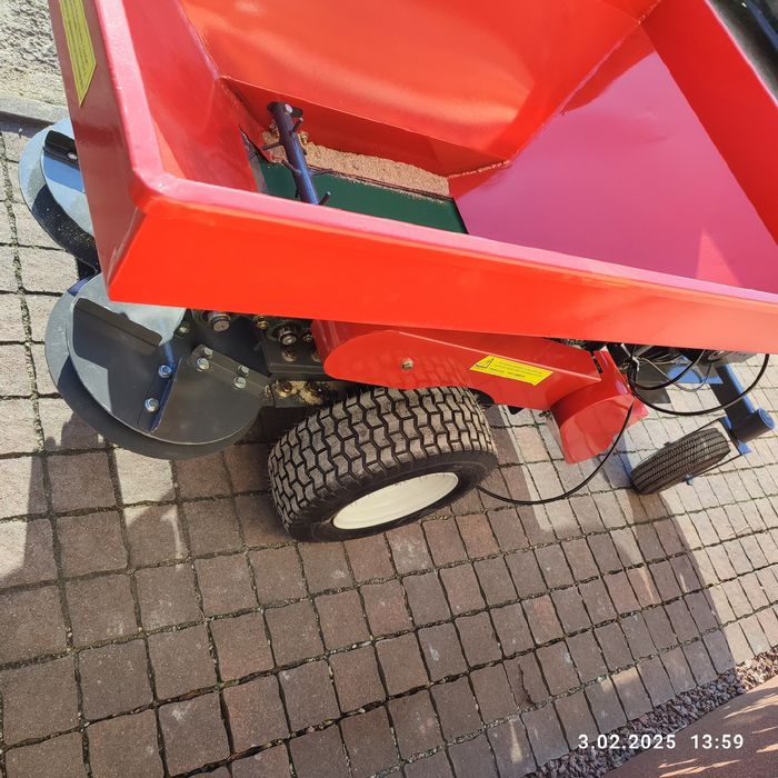 Rozsiewacz do piasku nawozów spalinowy siewnik  Eco 300