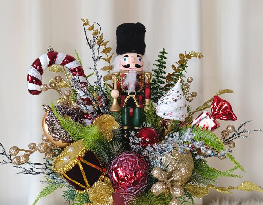 Dekoracja świąteczna. Dziadek do orzechów. Stroik świąteczny na stół.