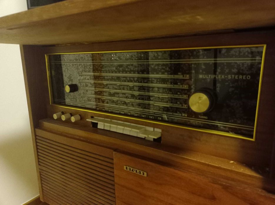 Móvel vintage com gira-discos e rádio