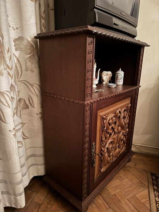 Movel com trabalhados em madeira