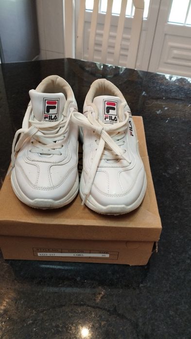 Sapatilhas brancas com cordões. Muito práticas para desporto