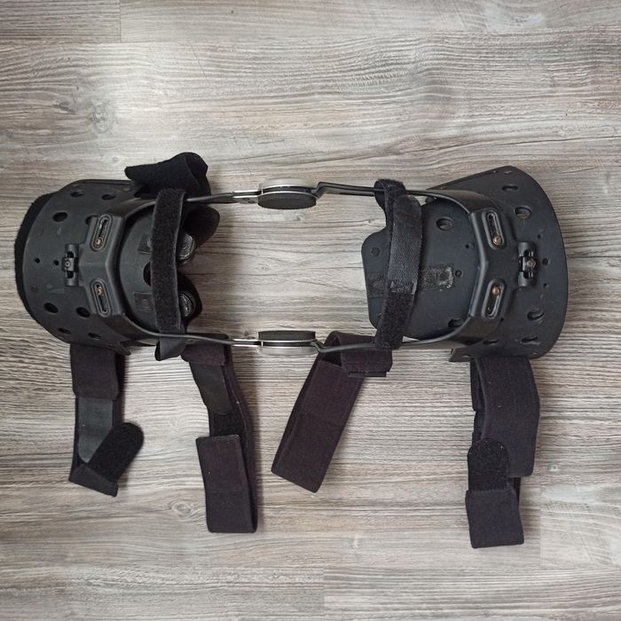 Післяопераційний орто-бандаж колінного суглоба