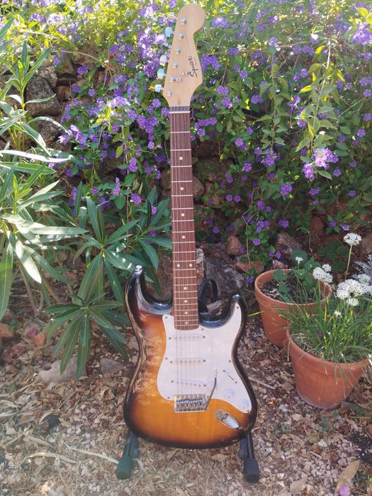 SQUIER Bullet Stratocaster Electric Guitar / Guitarra